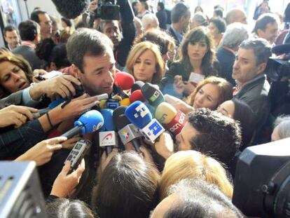 Gómez, a su llegada a la cumbre socialista.