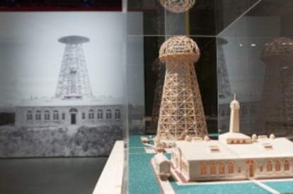 Recreación de Wardenclyffe, la primera de las innumerables torres con las que Tesla pretendía generar un "Sistema Mundial de transmisión inalámbrica de energía".