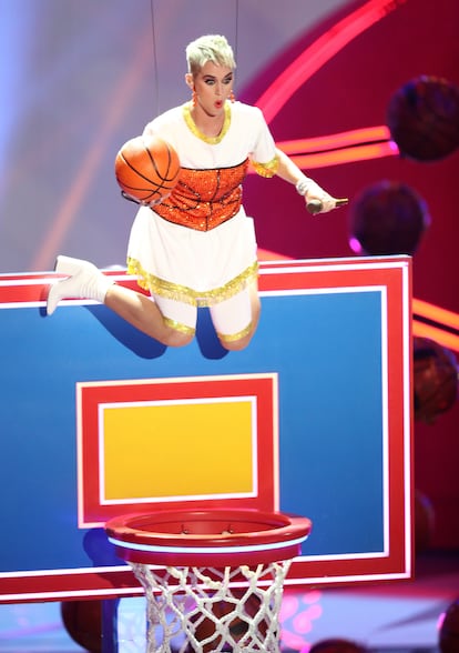 As well as appearing as an astronaut, the singer also wore a basketball-inspired outfit to perform her hit 'Swish Swish,' which she sung with Nicki Minaj.