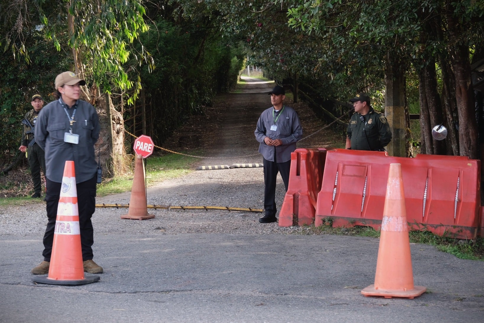 Miembros de la Policía Nacional custodian la entrada a la residencia de Álvaro
Uribe, en Rionegro (Antioquia), el 1 de agosto de 2025.