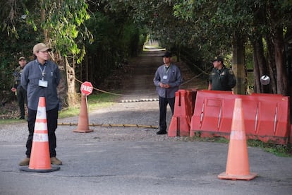Miembros de la Policía Nacional custodian la entrada a la residencia de Álvaro
Uribe, en Rionegro (Antioquia), el 1 de agosto de 2025.