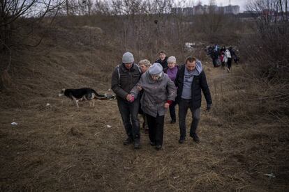 Ciudadanos ucranios huyen de Irpin, en las afueras de Kiev.