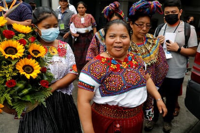 Juanita Alonzo, tras ser liberada, junto a sus vecinos en Ciudad de Guatemala