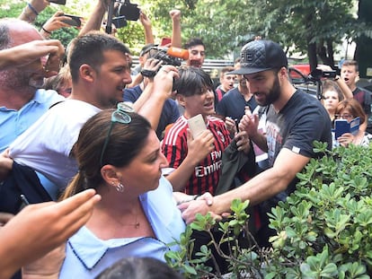 Gonzalo Higuaín llega a las pruebas médicas con el AC Milan.