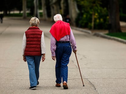 Dos personas mayores pasean por el Retiro de Madrid, en septiembre.
