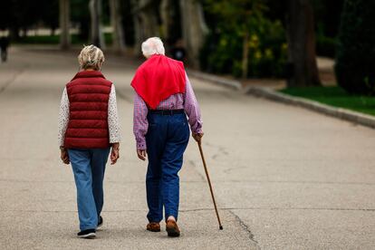 Dos personas mayores pasean por el Retiro de Madrid, en septiembre.