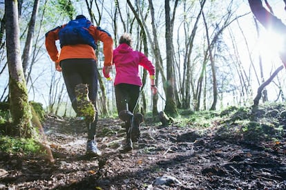 Dos participantes de carreras de montaña.