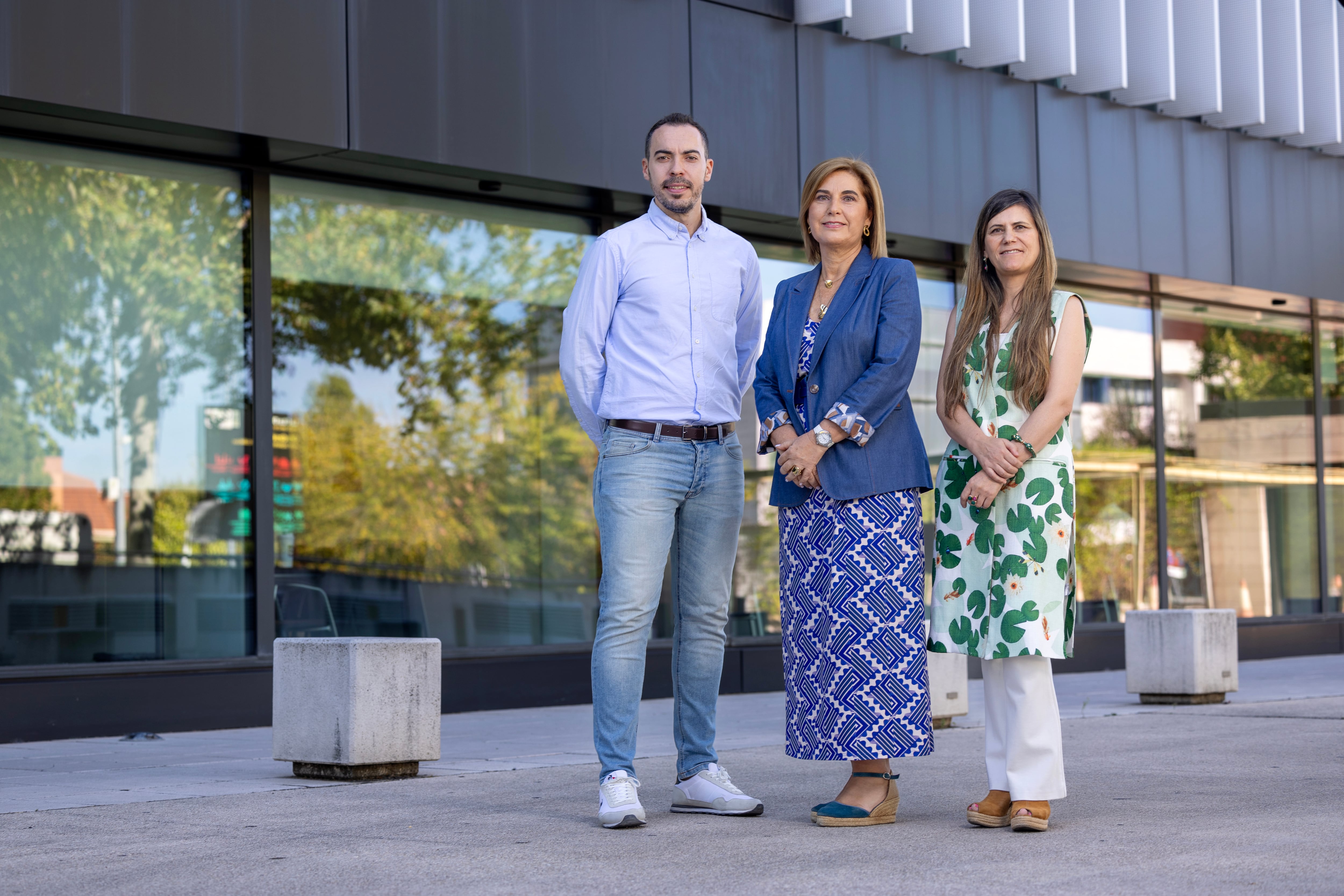 Víctor Jiménez, Lucía Maricalva y Rosa Muñoz, trabajadores de Dia España, en la sede de la empresa este miércoles.