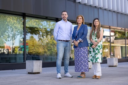 Víctor Jiménez, Rosa Muñoz y Lucía Maricalva,  trabajadores y directivos de DIA, posan en su sede de Las Rozas