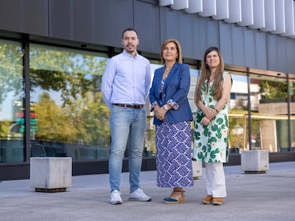 Víctor Jiménez, Rosa Muñoz y Lucía Maricalva,  trabajadores y directivos de DIA, posan en su sede de Las Rozas