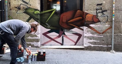 El artista Chylo, ultimando su intervención en el bar Il Morto Che Parla para CALLE 2015.
