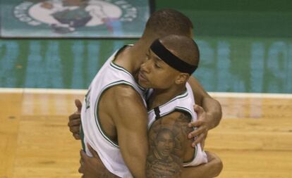 Bradley abraza a Thomas antes de empezar el partido.