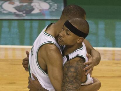 Bradley abraza a Thomas antes de empezar el partido.