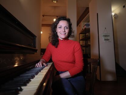 Sheila Blanco, sentada en el piano del Café Barbieri, en Madrid.