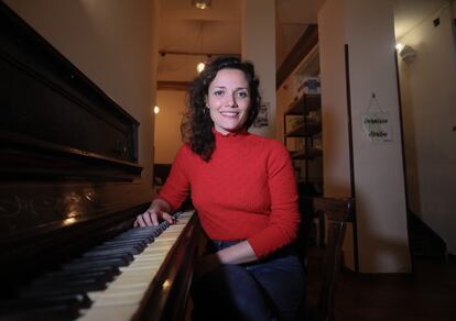 Sheila Blanco, sentada en el piano del Café Barbieri, en Madrid.