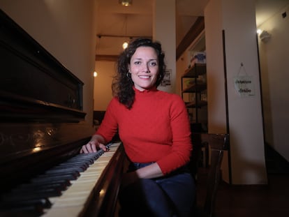 Sheila Blanco, sentada en el piano del Café Barbieri, en Madrid.