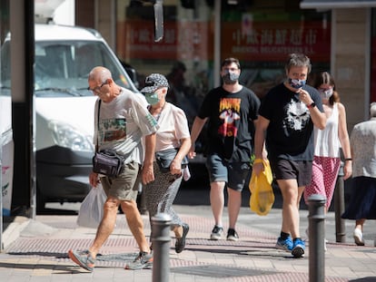 Varias personas caminan por Usera, una de las zonas de Madrid más afectadas por el aumento de contagios de la covid-19.