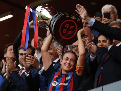 La capitana del Barcelona, Alexia Putellas, levanta la copa de campeonas de Liga F 22-23.