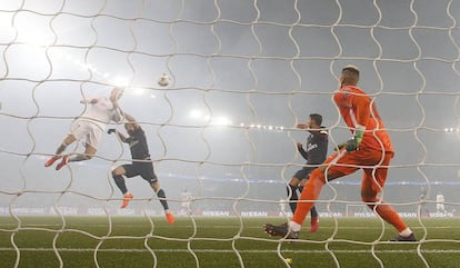 Cristiano Ronaldo remata y marca el primer gol del Madrid.