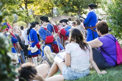 Un grupo de actores, vestidos como las tropas de los miquelets, ayer en el parque de la Ciutadella.