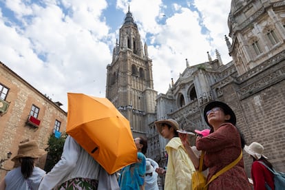 Turistas pasean por las calles de Toledo, este agosto.
