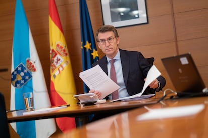 Feijóo durante una videoconferencia con el presidente del Gobierno y el resto de mandatarios autonómicos.