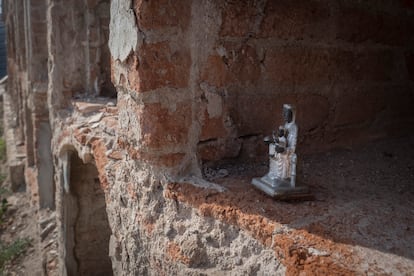 Una figura de La Moreneta en un nicho desmantelado en el cementerio de Olesa de Montserrat (Barcelona).