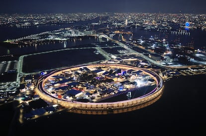 Encuentro global.  El Gran Anillo es el símbolo de la Expo 2025 de Osaka (Japón). Expresa el concepto de "unidad y diversidad" y sirve como principal vía de tránsito para los visitantes en un enorme recinto en el que se espera la llegada de unos 28 millones de turistas hasta su clausura el próximo 13 de octubre. "No solo verán exposiciones, sino que cocrearán nuestra sociedad futura", promete la organización. La Expo está muy centrada en los Objetivos 
de Desarrollo Sostenible y plantea desafíos relacionados con la inteligencia artificial, la robótica o la biotecnología del futuro. En la imagen, vista aérea del Gran Anillo de la Expo Osaka 2025.