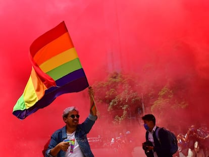 Dezenas de pessoas da comunidade LGBT marchando na Cidade do México em junho, no dia do Orgulho Gay.