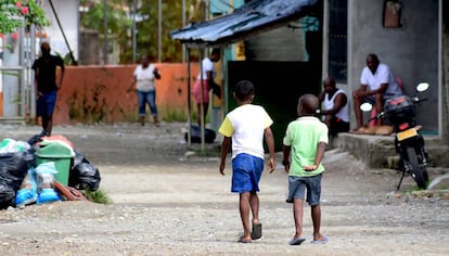Dos niños pasean por las calles sin asfaltar del barrio Kennedy, en Quibdó.