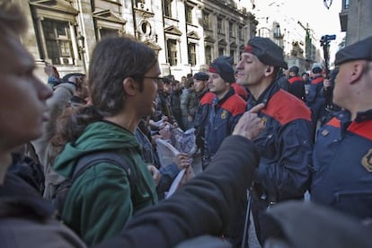 Estudiantes y profesores se encaran con los Mossos durante la celebración del Consejo Social