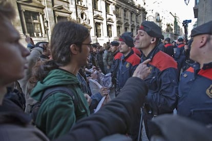 Estudiantes y profesores se encaran con los Mossos durante la celebraci&oacute;n del Consejo Social