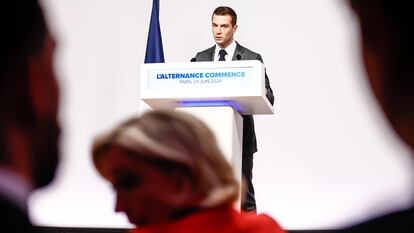 Rueda de prensa del candidato de la extrema derecha a primer ministro, Jordan Bardella, con la líder de Reagrupamiento Nacional, Marine Le Pen, en primer plano.