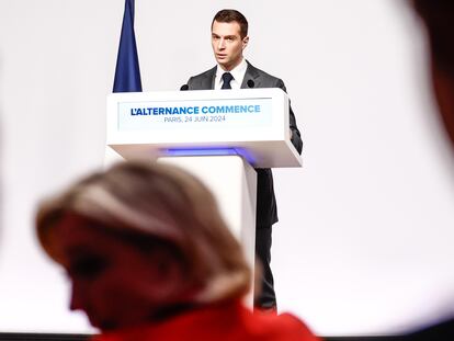 Rueda de prensa del candidato de la extrema derecha a primer ministro, Jordan Bardella, con la líder de Reagrupamiento Nacional, Marine Le Pen, en primer plano.