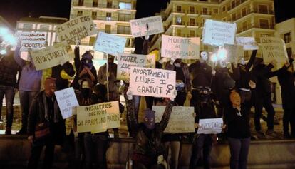 Un grupo de mujeres protesta contra la reforma del aborto con pasamonta&ntilde;as de colores como el grupo Pussy Riot.