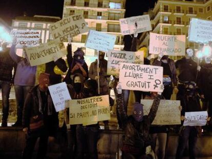Un grupo de mujeres protesta contra la reforma del aborto con pasamonta&ntilde;as de colores como el grupo Pussy Riot.