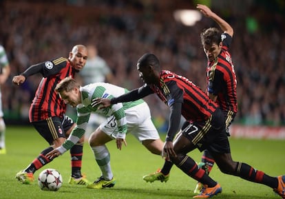 Commons, del Celtic, intenta irse de De Jong y Zapata.