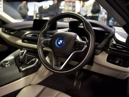 Interior de un vehículo de la marca BMW. 