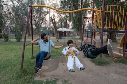 Fernando Urias y Víctor Aguirre, con su hijo Santiago, en Mexicali (Baja California).