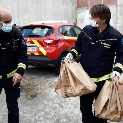 Los bomberos de Madrid ayudan en el reparto de las 10.000 comidas para familias vulnerables de la ciudad.