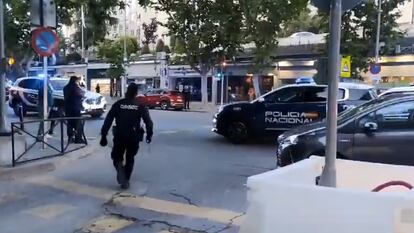 Intervención policial en la reyerta cercana al Bernabéu, este martes 21 de mayo.