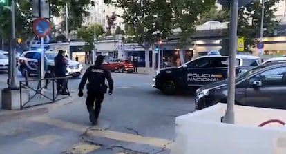 Intervención policial en la reyerta cercana al Bernabéu, este martes 21 de mayo.