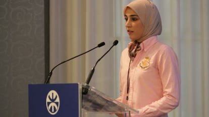 Sukeina El Bouj, beneficiaria de programas de empleo, durante las conferencias del foro organizado por la Unión por el Mediterráneo.