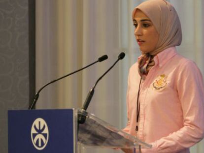 Sukeina El Bouj, beneficiaria de programas de empleo, durante las conferencias del foro organizado por la Unión por el Mediterráneo.