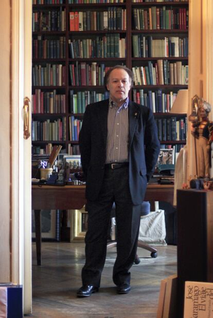 Javier Marías, en su casa de Madrid.