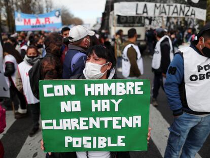 Una manifestante sostiene un cartel durante una protesta para exigir mejores salarios en Argentina, el 18 de junio.