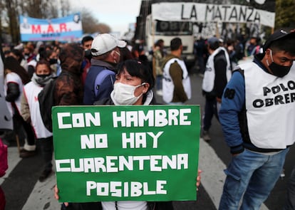 Una manifestante sostiene un cartel durante una protesta para exigir mejores salarios en Argentina, el 18 de junio.