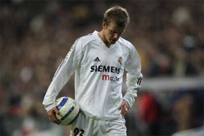 Beckham, cabizbajo con el balón.