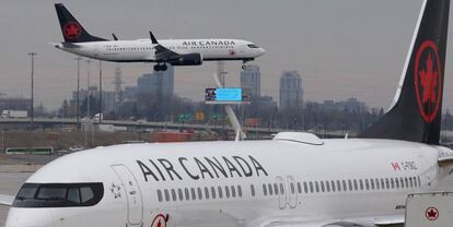 Un avión B737 MAX 8 de Air Canada tomando tierra en Toronto