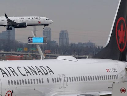 Un avión B737 MAX 8 de Air Canada tomando tierra en Toronto